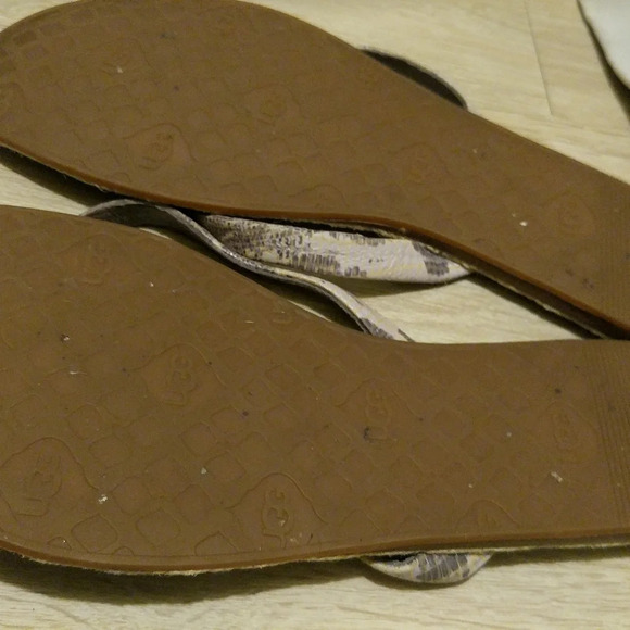 UGG Women's Thong Sandals - Picture 4 of 5